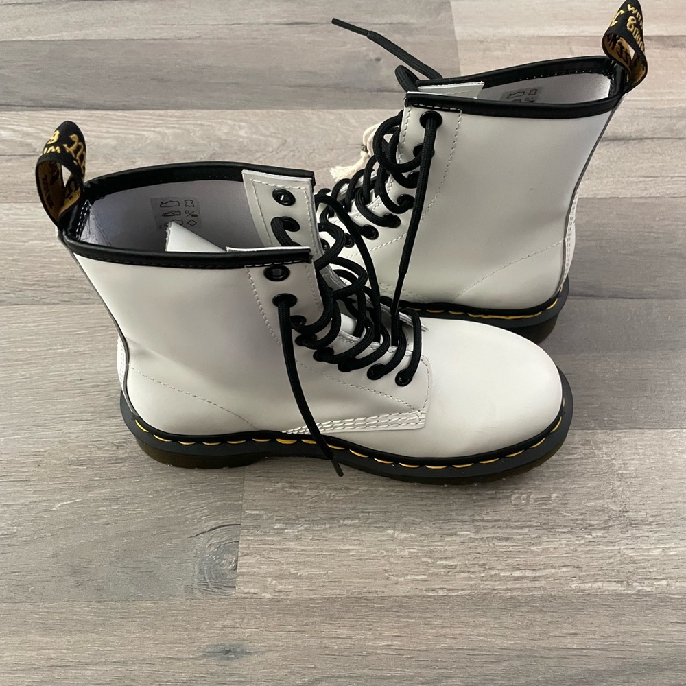 DR. MARTENS 1460 WOMEN'S SMOOTH LEATHER LACE UP BOOTS - Picture 11 of 16